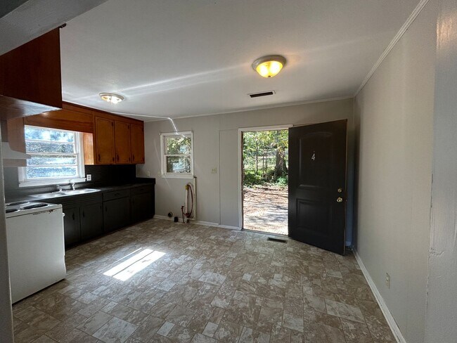 Building Photo - 5th- 308