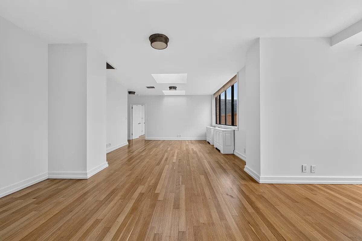 Building Photo - 245 E 44th St