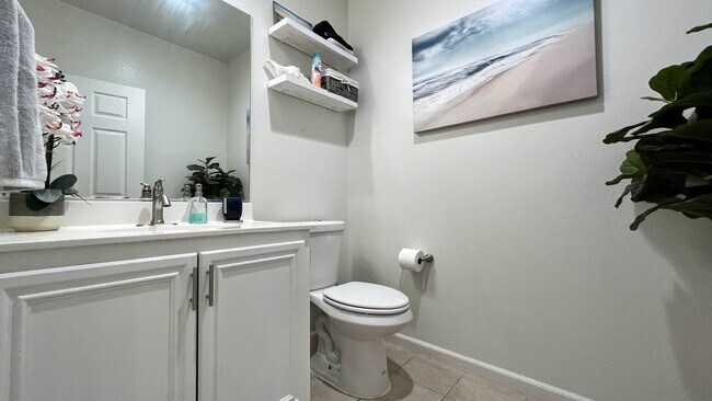 Building Photo - 3BD/2.5BA - Modern 3-Bed Home with Privacy & Amenities: Near Schools, Parks & Shopping!