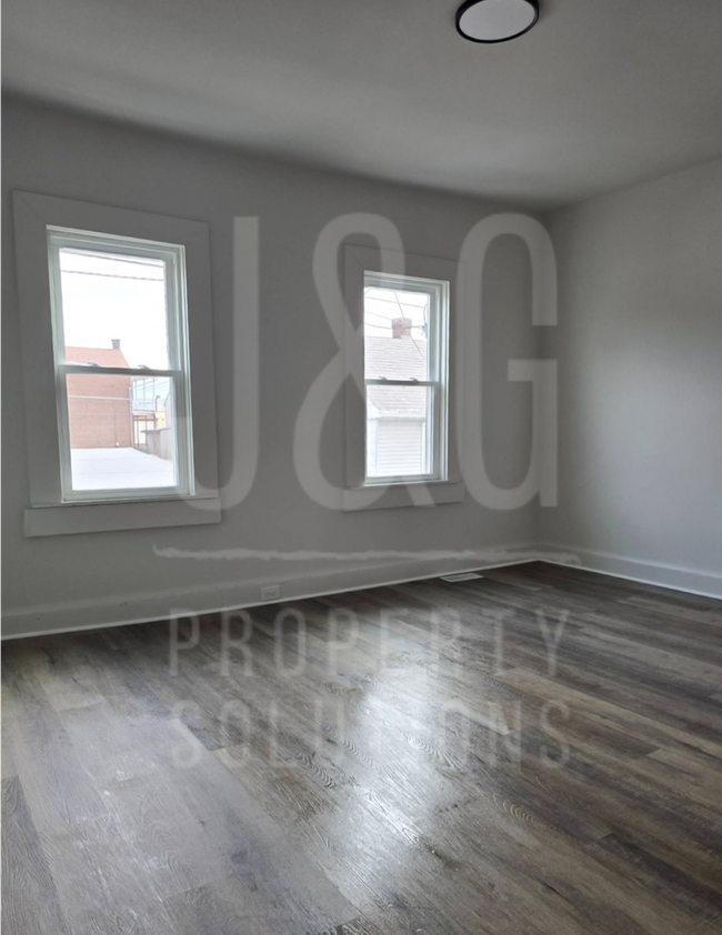 Building Photo - 3 Bedroom 1 Bath Row House