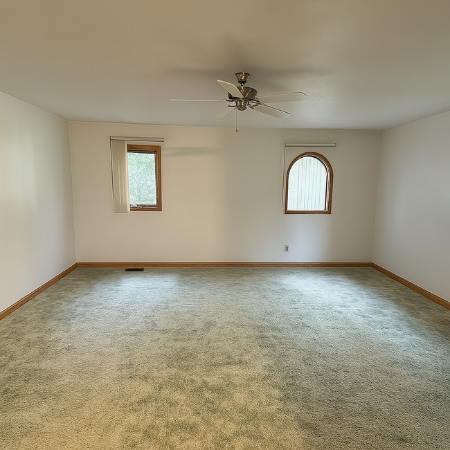 Building Photo - 709 Manor Dr