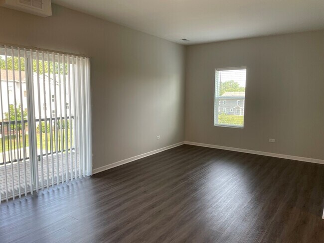 Building Photo - 853 E Main St Unit 3F