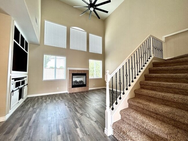 Building Photo - Gated Community! Beautiful 3bd/2.5bth in F...