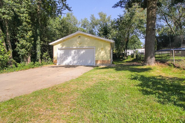 Building Photo - Beautiful remodeled 2 BR home