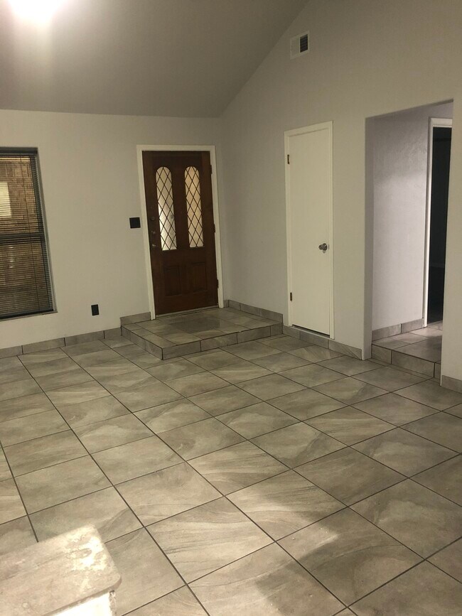 Building Photo - 4804 Ridgeline Dr