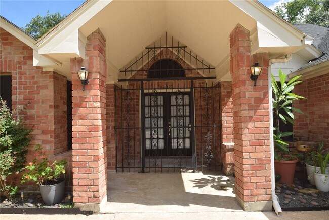 Building Photo - 22922 Glenover Dr