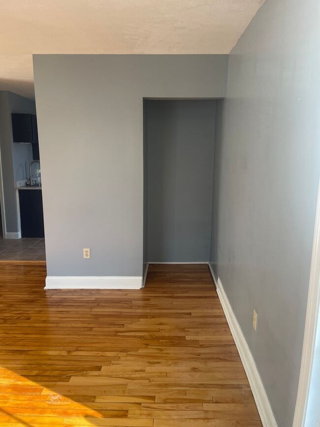 Building Photo - Beautiful 2BR/1BA Condo Available January 16th!!!  Great Portland Location!!!