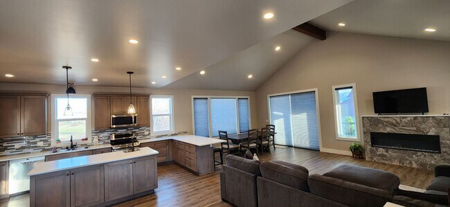 Building Photo - Furnished 4 bedroom/2.5 bath in Manson - A...