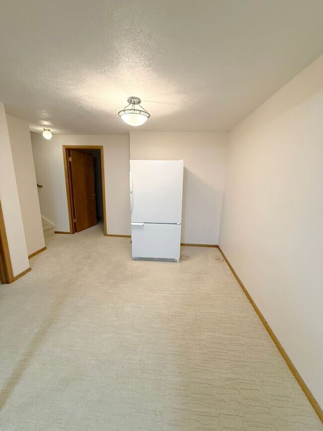 Building Photo - Private and Quiet Six Bedroom Home on 1 Acre, Southside Bozeman