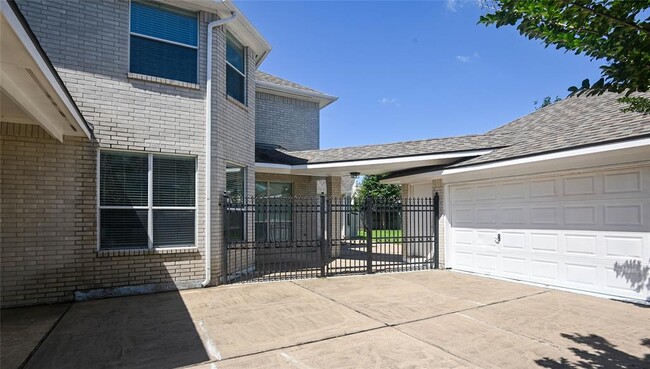 Building Photo - 8707 Westbrook Forest Dr