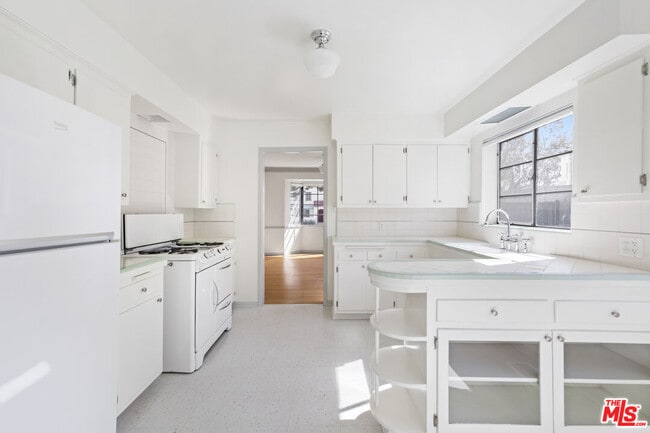 Building Photo - 1031 S Tremaine Ave