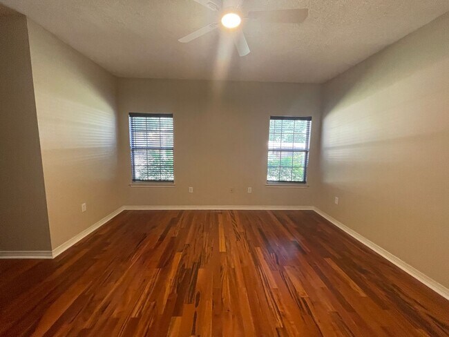 Building Photo - MOVE IN SPECIAL - 2 WEEKS FREE RENT - 3BR ...