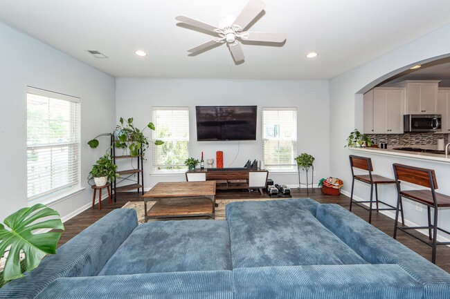 Building Photo - 3 Bedroom 2.5 Bath Single Family Home in W...