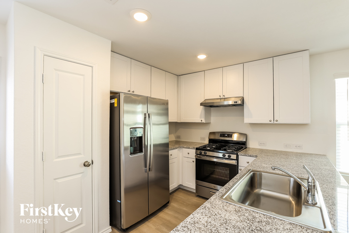 Building Photo - 10642 Vinateros Dr