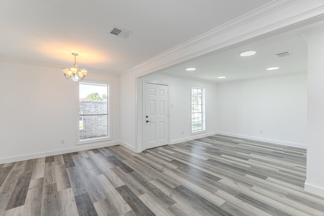 Building Photo - 10126 Pine Moss Dr