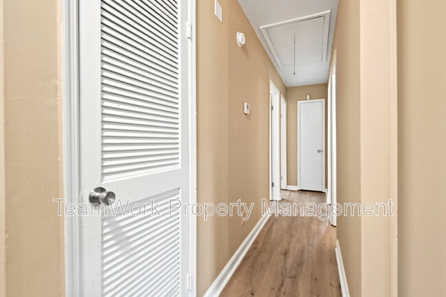 Building Photo - 260 Dorchester Manor Blvd