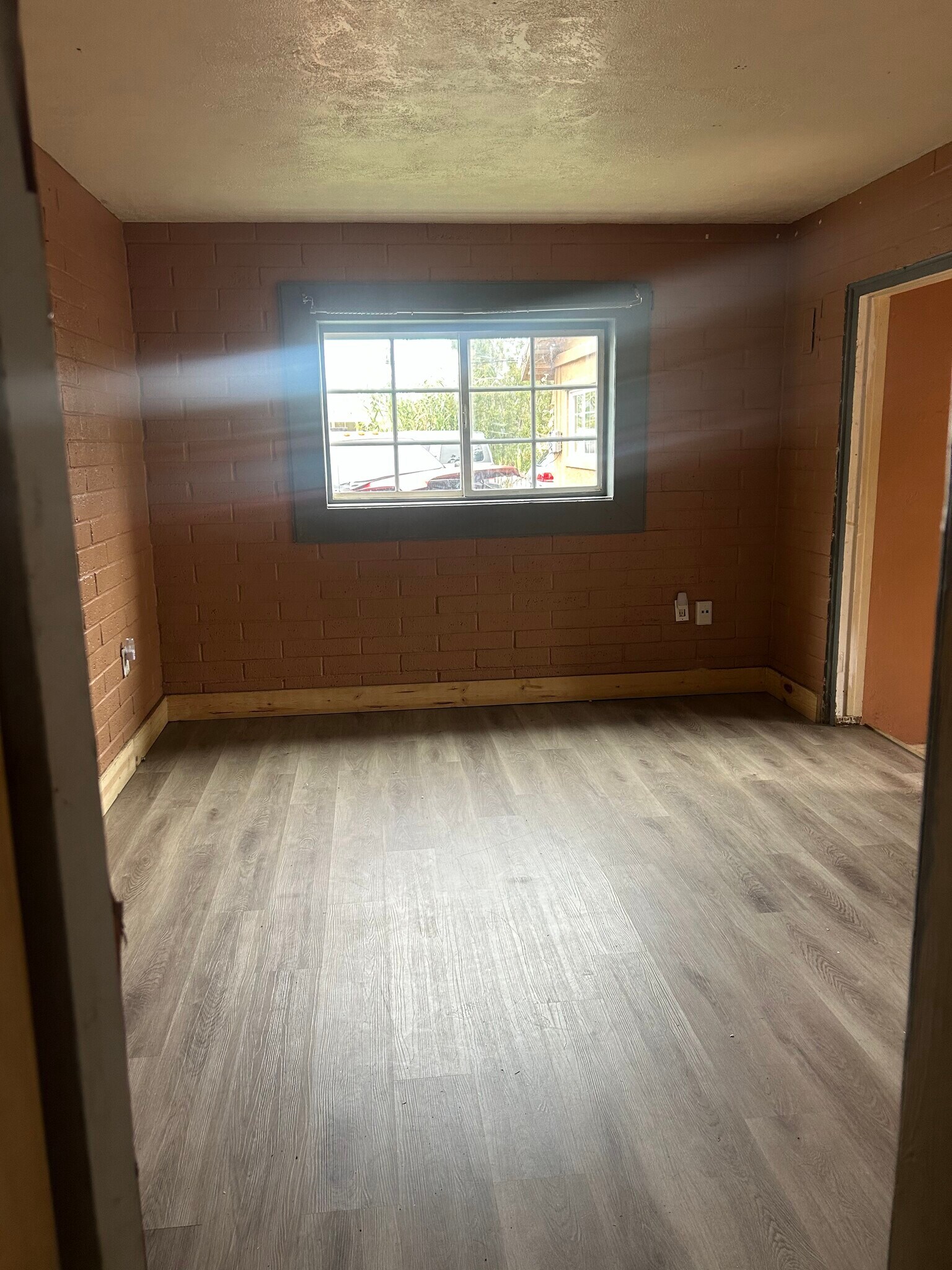 Building Photo - 155 E 15th Ave