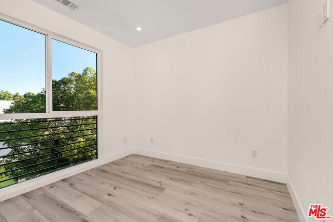 Building Photo - 15328 Weddington St