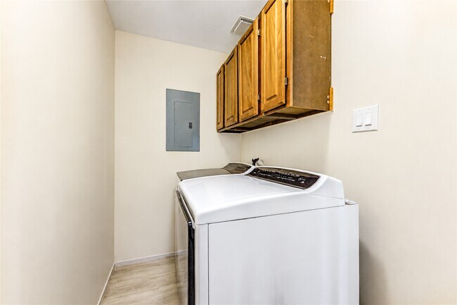 Building Photo - 2114 River Village Dr
