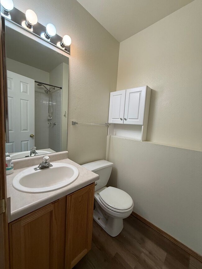 Building Photo - Near Ft Carson, 1342sf Bi-level, 3bd/2ba/2...