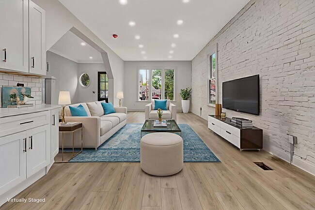 Building Photo - Spacious Newly Renovated 5-Bedroom Home wi...