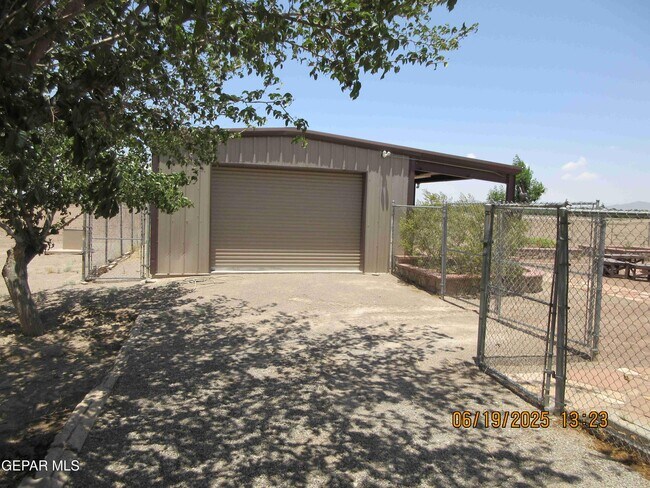 Building Photo - 895 Gato Rd