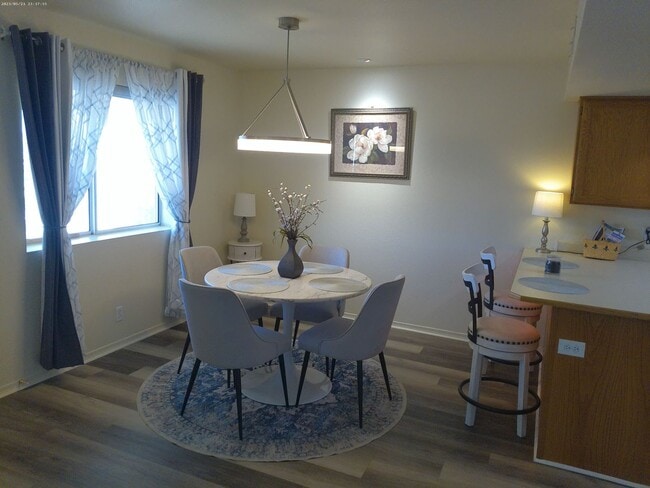 Building Photo - Beautifully designed short-term rental Or Long-Term offering comfort, style, and convenience