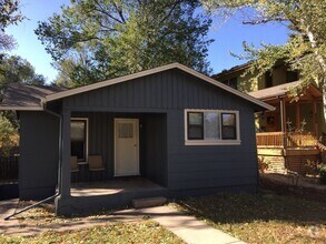 Building Photo - CHARMING 3 BED/2 BATH HOME IN OLD TOWN