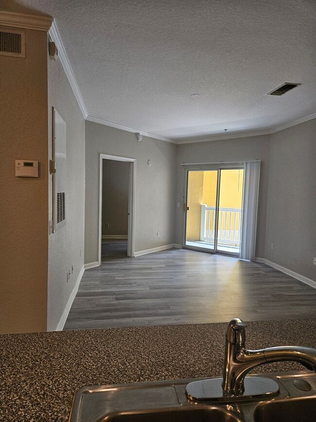 Building Photo - Beautiful Downtown Condo 2/2 Courtyard View FREE WATER/SEWER