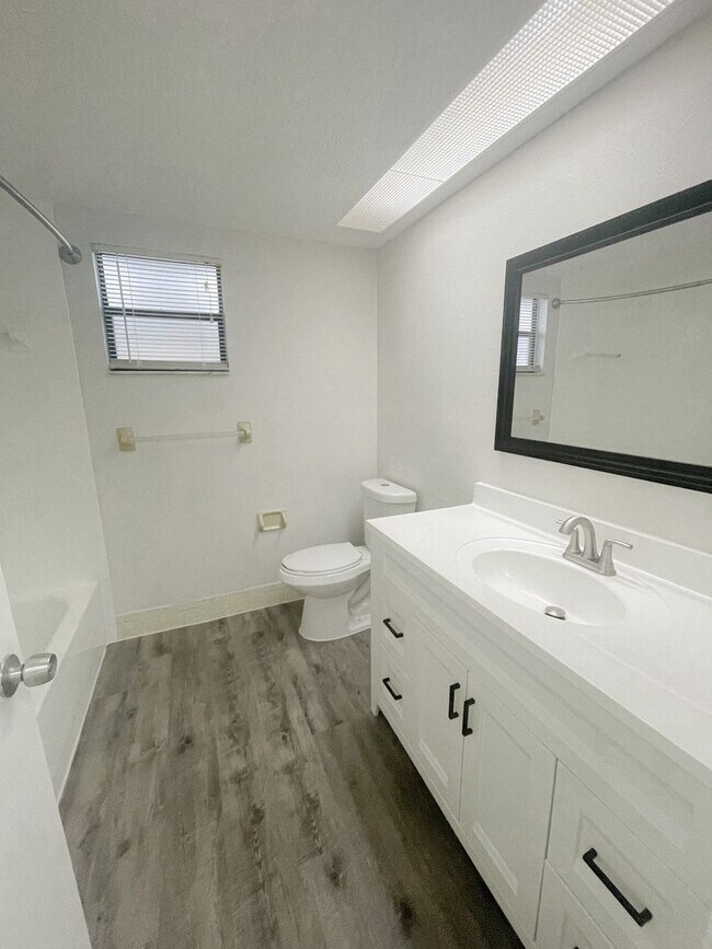 Building Photo - Beautifully updated 2/2, Available Now!
