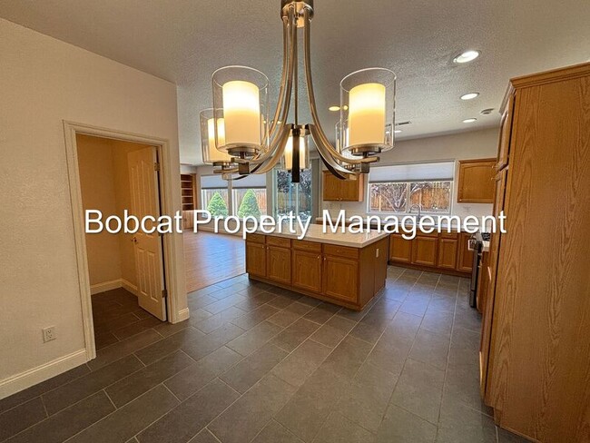 Building Photo - 1240 Flintwood Dr