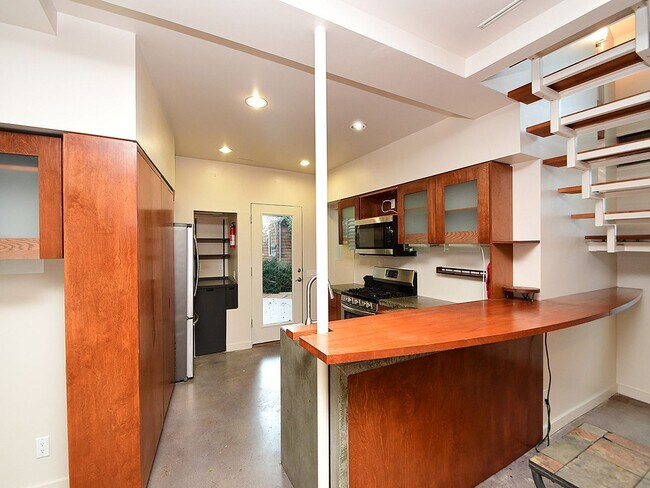 Building Photo - Cool House | 50% Off First Months Rent