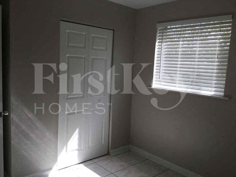 Building Photo - 3549 SW 16th St