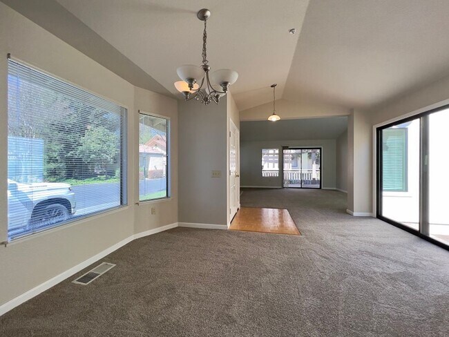 Building Photo - 64 Fountain Grove Cir