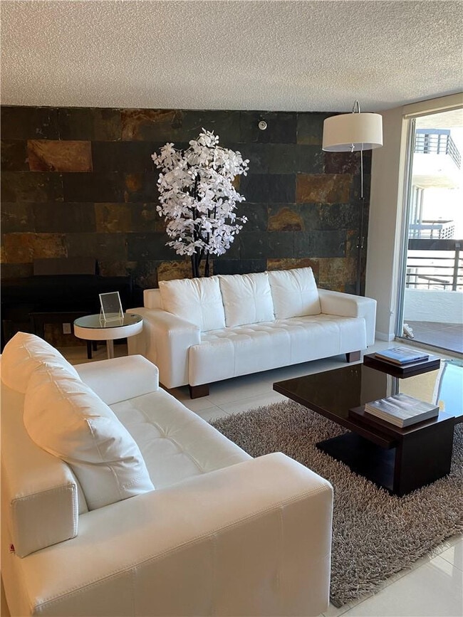 Building Photo - 3500 Mystic Pointe Dr