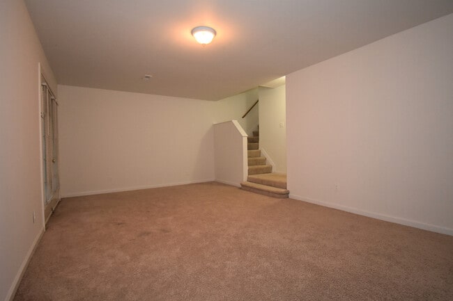 Building Photo - 3 Bedroom, 3.5 Bathroom Townhouse in North...