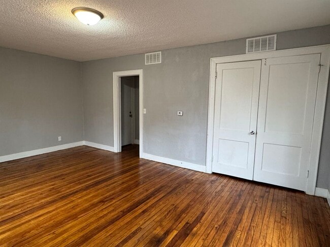 Building Photo - 824 Tremont Ave