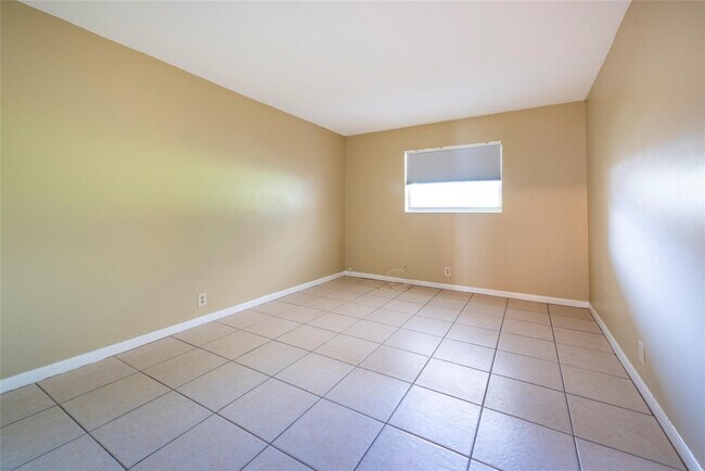 Building Photo - 930 Mandarin Is