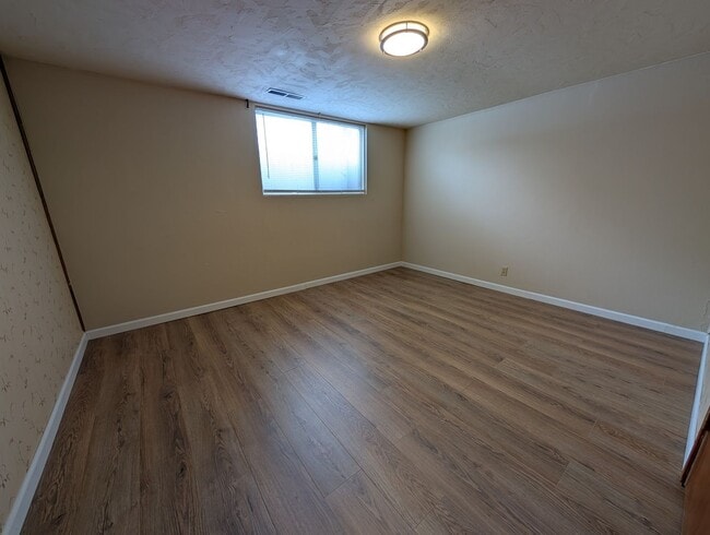 Building Photo - 722 Bryden Ave
