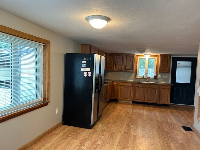 Building Photo - Beautiful 3 bdrm Home! Double Lot!