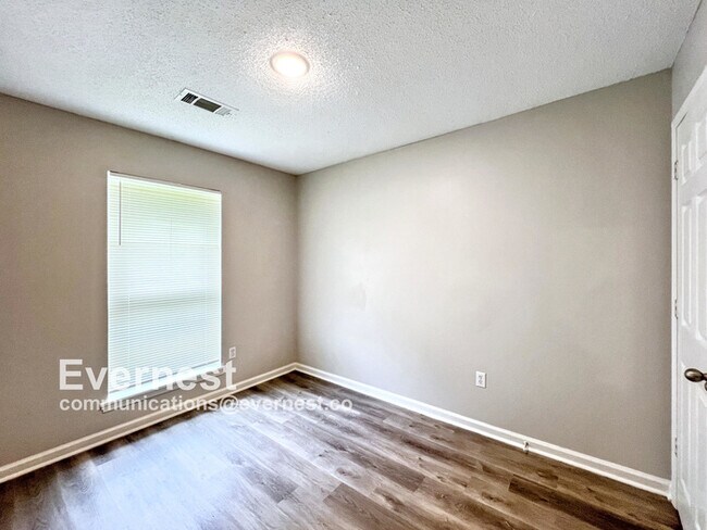 Building Photo - 5696 Laurie Dr