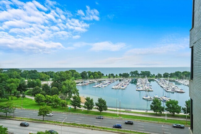 Building Photo - 3430 N Lake Shore Dr