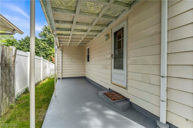 Building Photo - 6911 Farnsworth Dr