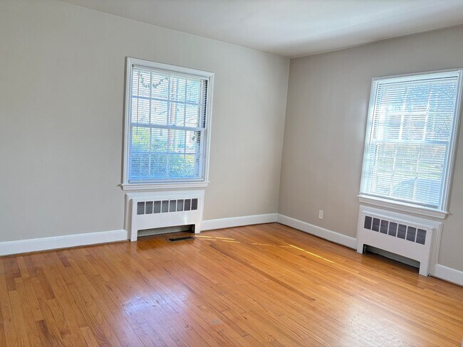 Building Photo - 2 Bedroom, 1 Bathroom Apartment in Greensboro!