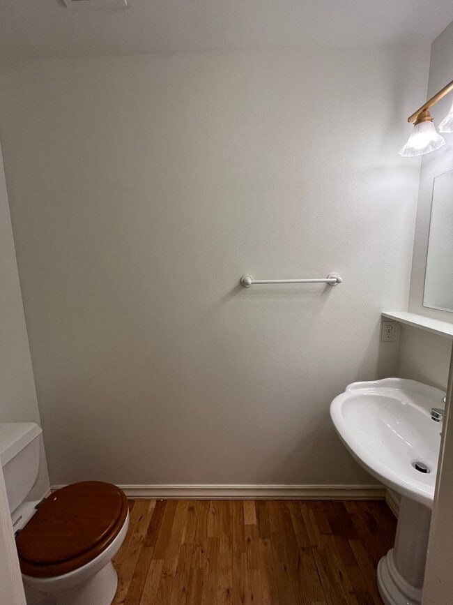 Building Photo - Three Bedroom In Great Location