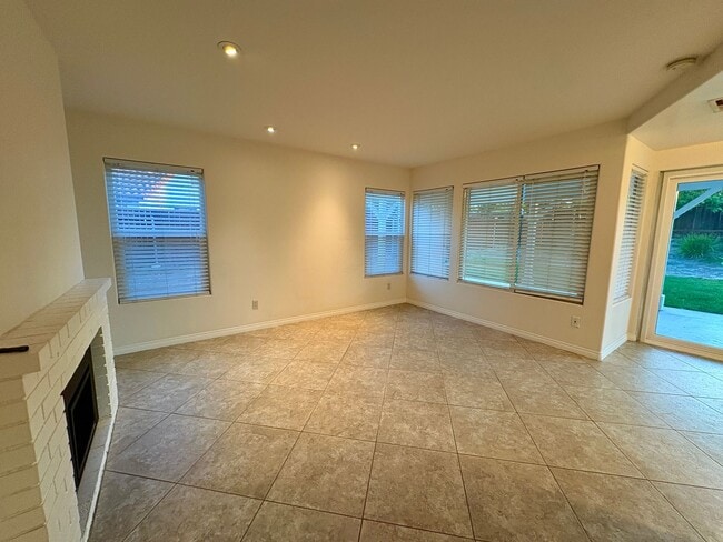 Building Photo - Beautiful Two Story Home with Large Yard - Oceanside