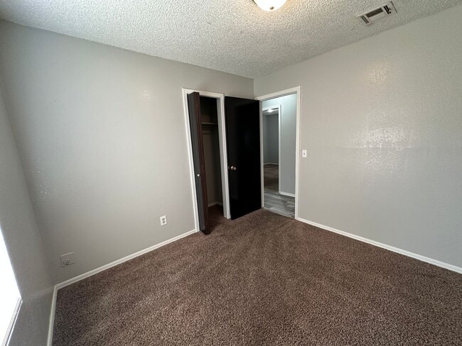 Building Photo - Nice 3bed, 1 1/2 bath. 2 car garage