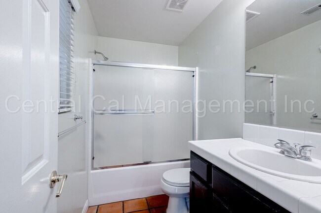 Building Photo - 3 Bedroom/2 Bath Home with Solar in the De...