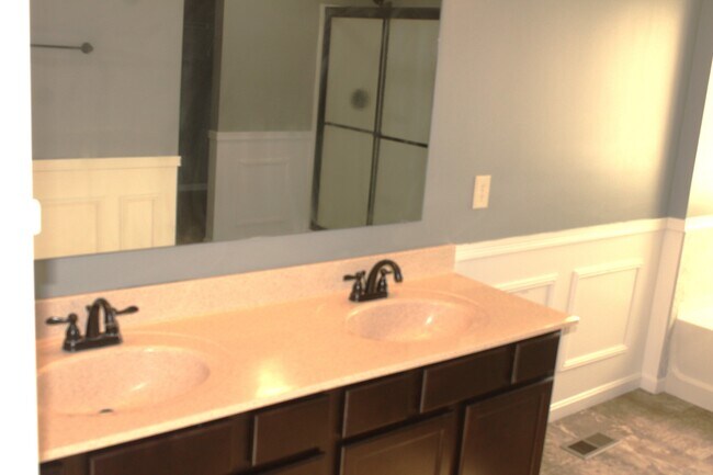Building Photo - 2244 McGregor Ct