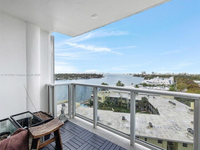 Building Photo - 900 Bay Dr